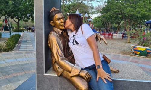 A quick kiss at Valledupar Park.